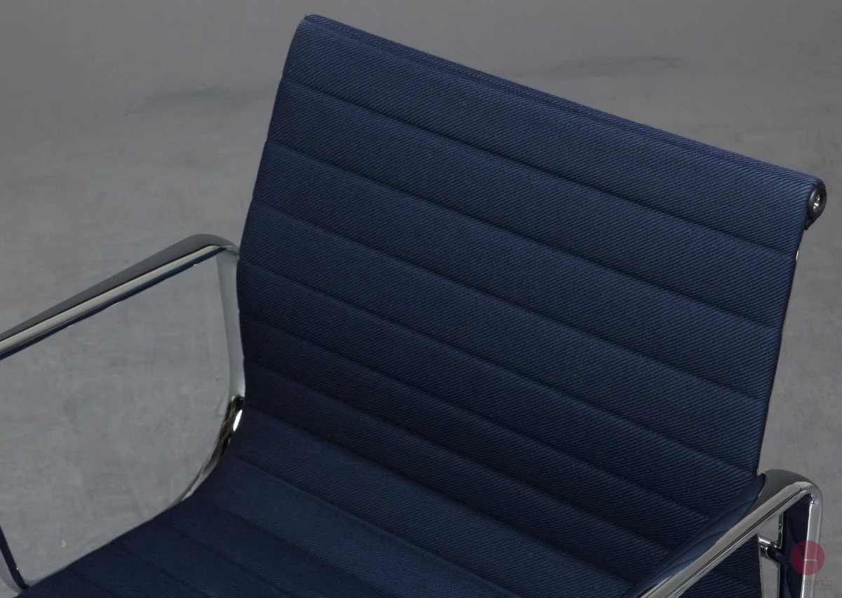 Vitra EA 108 Alu Chair mit blauem Track Stoff verchromt