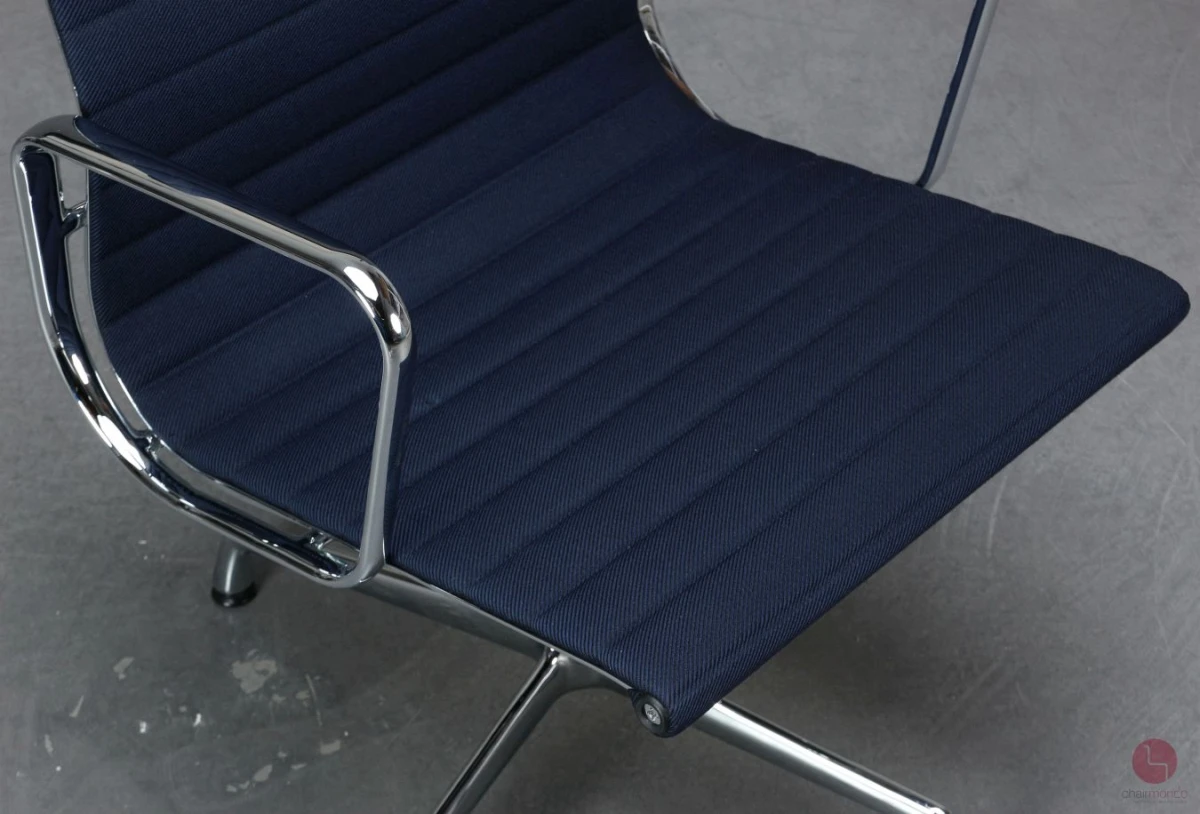 Vitra EA 108 Alu Chair mit blauem Track Stoff verchromt