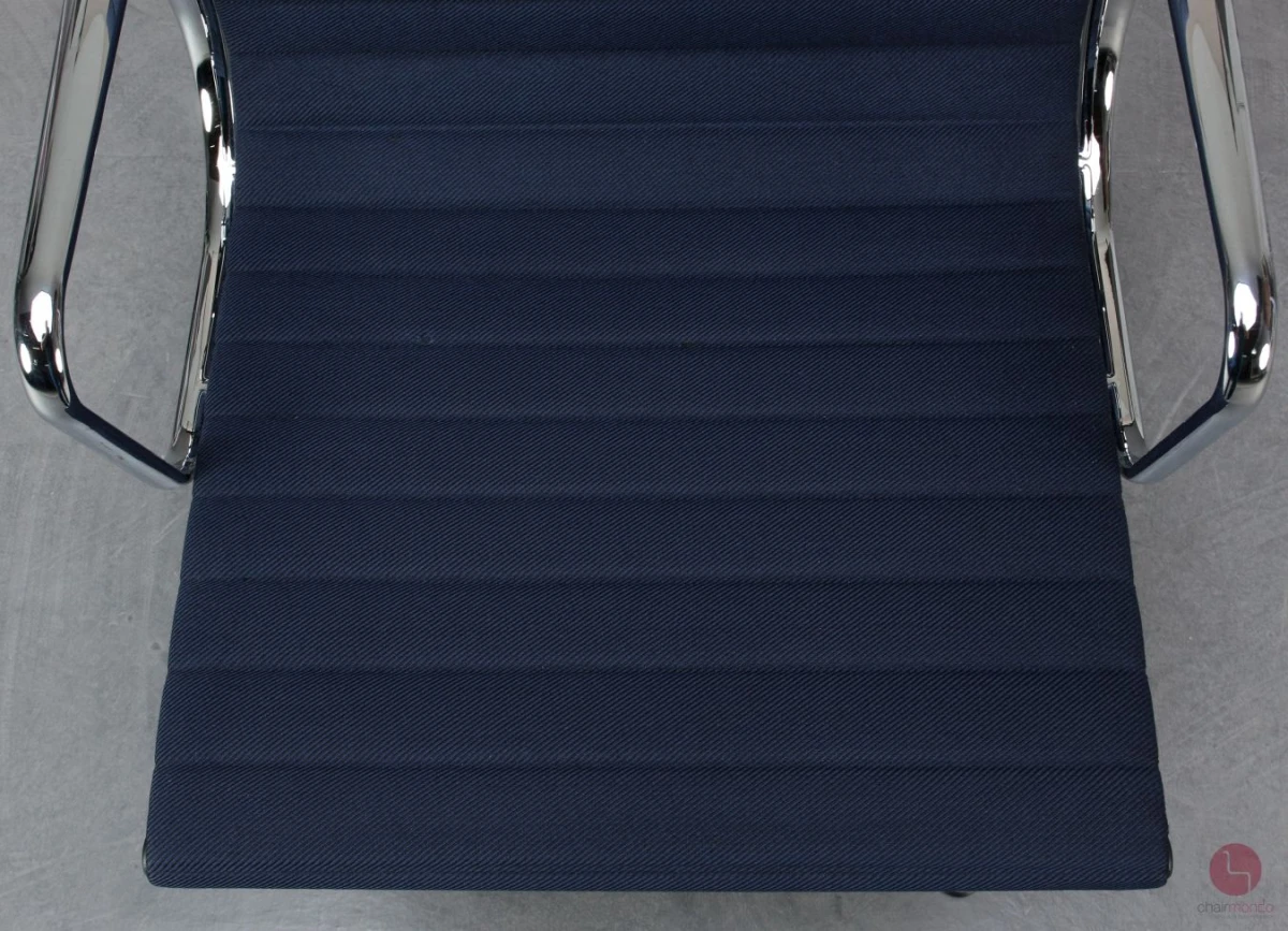 Vitra EA 108 Alu Chair mit blauem Track Stoff verchromt