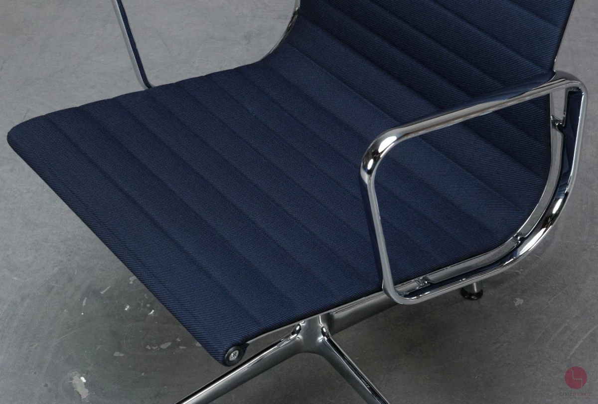 Vitra EA 108 Alu Chair mit blauem Track Stoff verchromt
