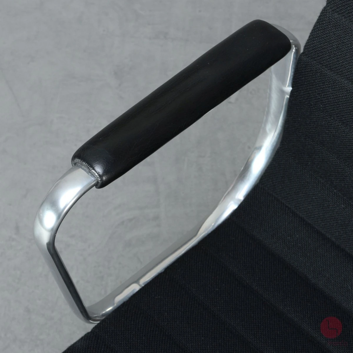 Vitra EA 108 Aluminium Chair Hopsak + Armauflagen Schwarz gebraucht