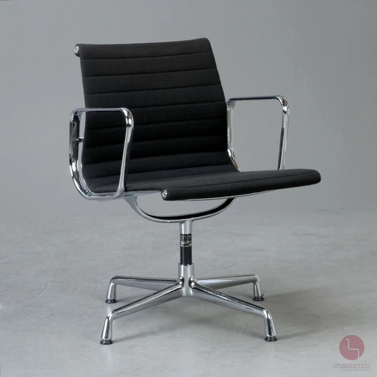 Vitra EA 108 Aluminium Chair Hopsak Schwarz Frontansicht