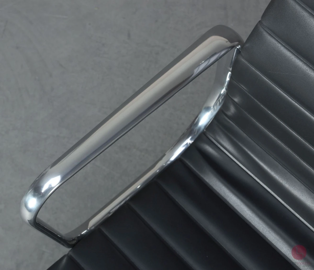 Vitra EA 108 Aluminium Chair Vinyl Leder Anthrazit gebraucht