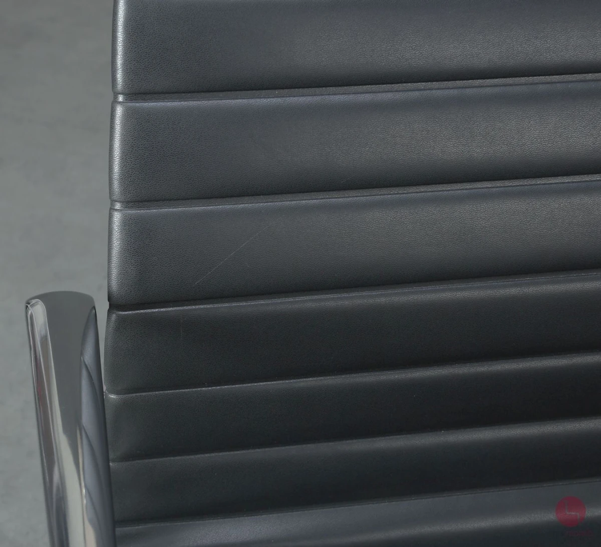 Vitra EA 108 Aluminium Chair Vinyl Leder Anthrazit gebraucht
