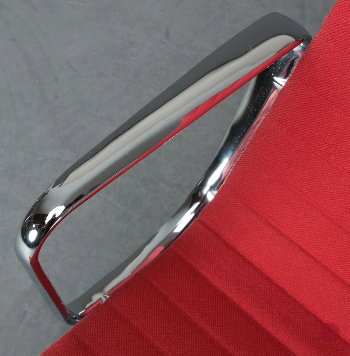 Vitra EA 115 Aluminium Chair Sessel Hopsak Himbeer Rot gebraucht