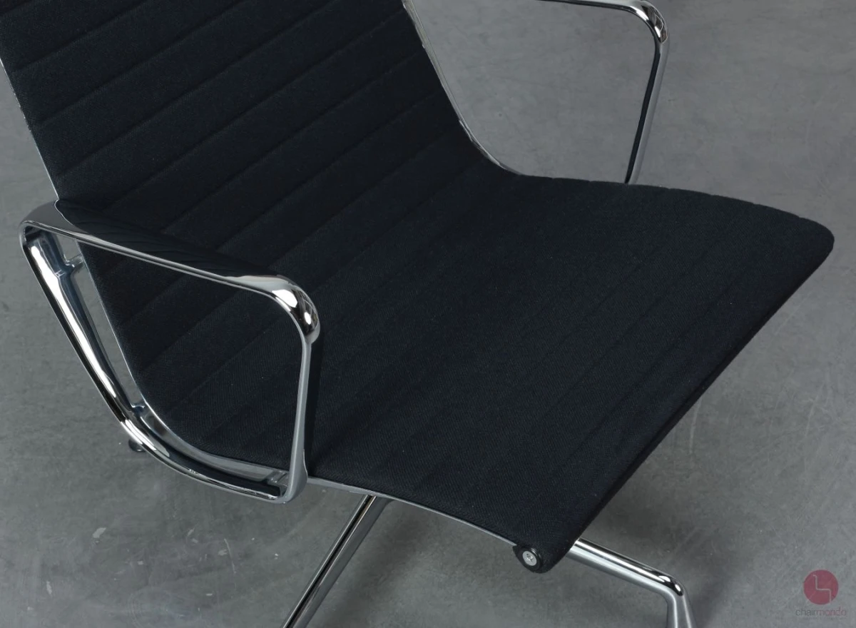 Vitra-EA-116-Hopsak-Schwarz-gebraucht-Sitzfläche-Detailansicht-links-S4770