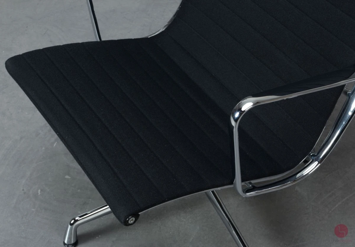 Vitra-EA-116-Hopsak-Schwarz-gebraucht-Sitzfläche-Detailansicht-rechts-S4771