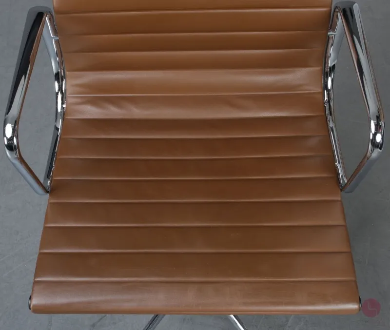 Vitra EA 117 Aluminium Chair mit braunem Leder Gestell verchromt gebraucht