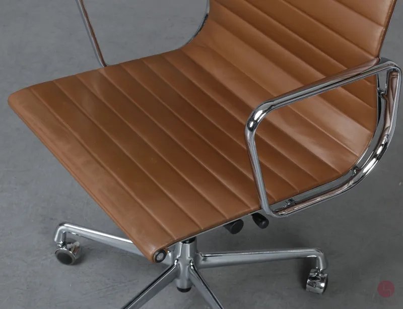 Vitra EA 117 Aluminium Chair mit braunem Leder Gestell verchromt gebraucht