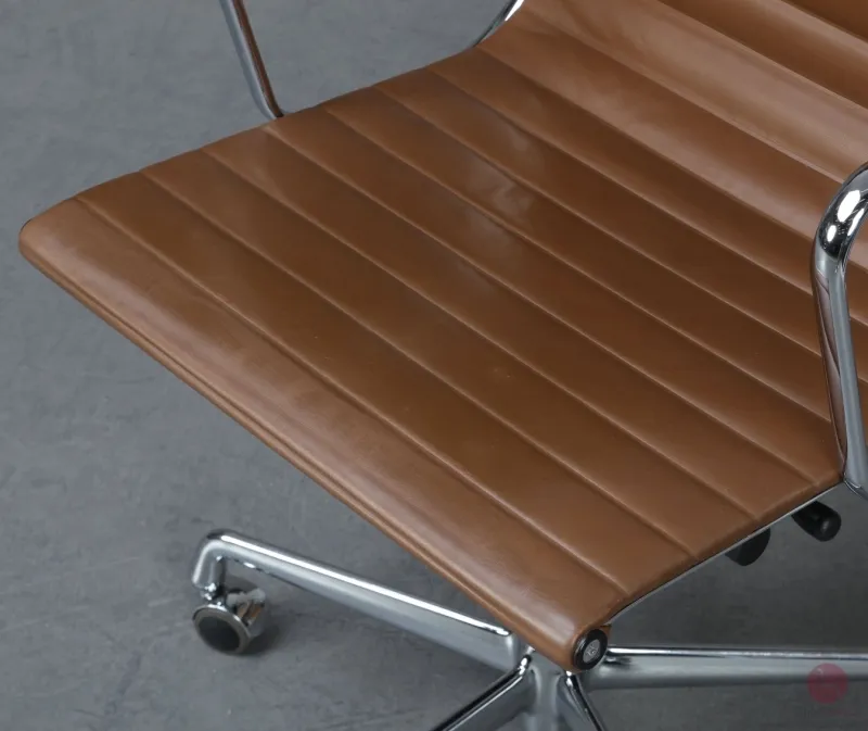 Vitra EA 117 Aluminium Chair mit braunem Leder Gestell verchromt gebraucht