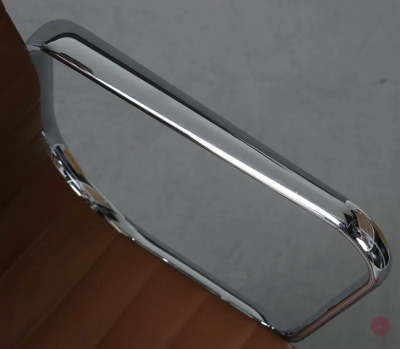 Vitra EA 117 Aluminium Chair mit braunem Leder Gestell verchromt gebraucht