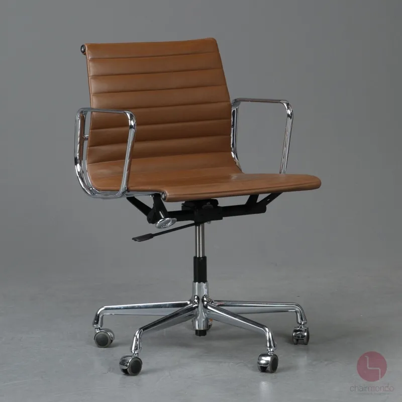 Vitra EA 117 Aluminium Chair mit braunem Leder Gestell verchromt gebraucht