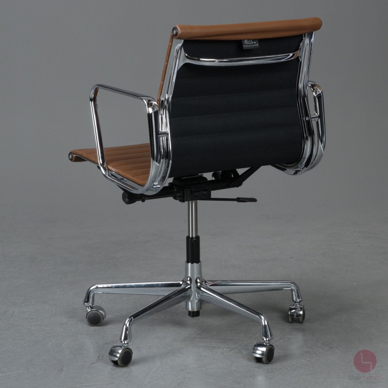 Preview: Vitra EA 117 Aluminium Chair mit braunem Leder Gestell verchromt gebraucht
