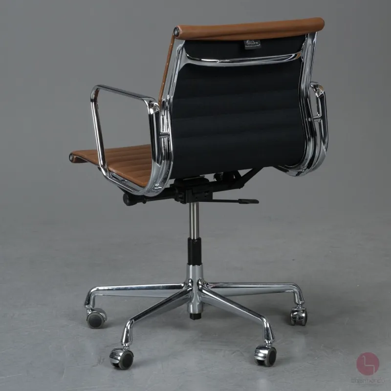 Vitra EA 117 Aluminium Chair mit braunem Leder Gestell verchromt gebraucht