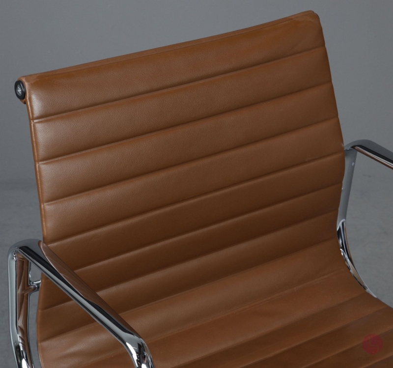 Preview: Vitra EA 117 Aluminium Chair mit braunem Leder Gestell verchromt gebraucht