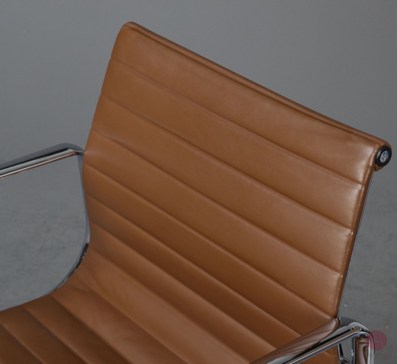 Preview: Vitra EA 117 Aluminium Chair mit braunem Leder Gestell verchromt gebraucht
