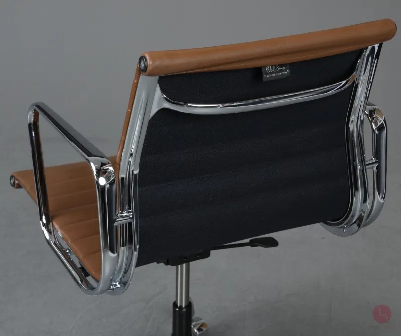 Vitra EA 117 Aluminium Chair mit braunem Leder Gestell verchromt gebraucht