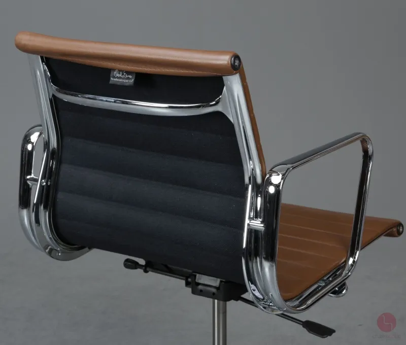 Vitra EA 117 Aluminium Chair mit braunem Leder Gestell verchromt gebraucht