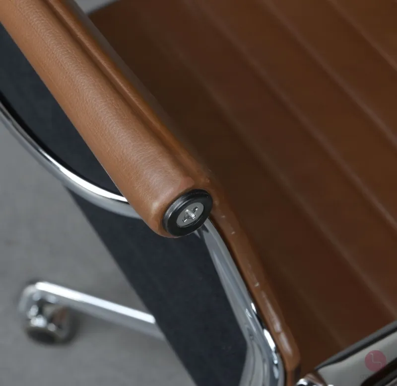 Vitra EA 117 Aluminium Chair mit braunem Leder Gestell verchromt gebraucht