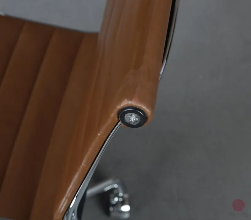 Vitra EA 117 Aluminium Chair mit braunem Leder Gestell verchromt gebraucht