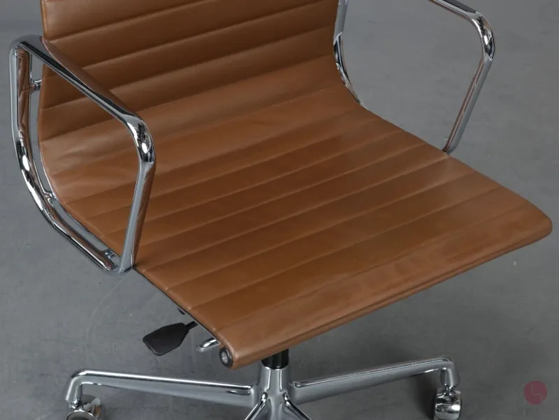Vitra EA 117 Aluminium Chair mit braunem Leder Gestell verchromt gebraucht