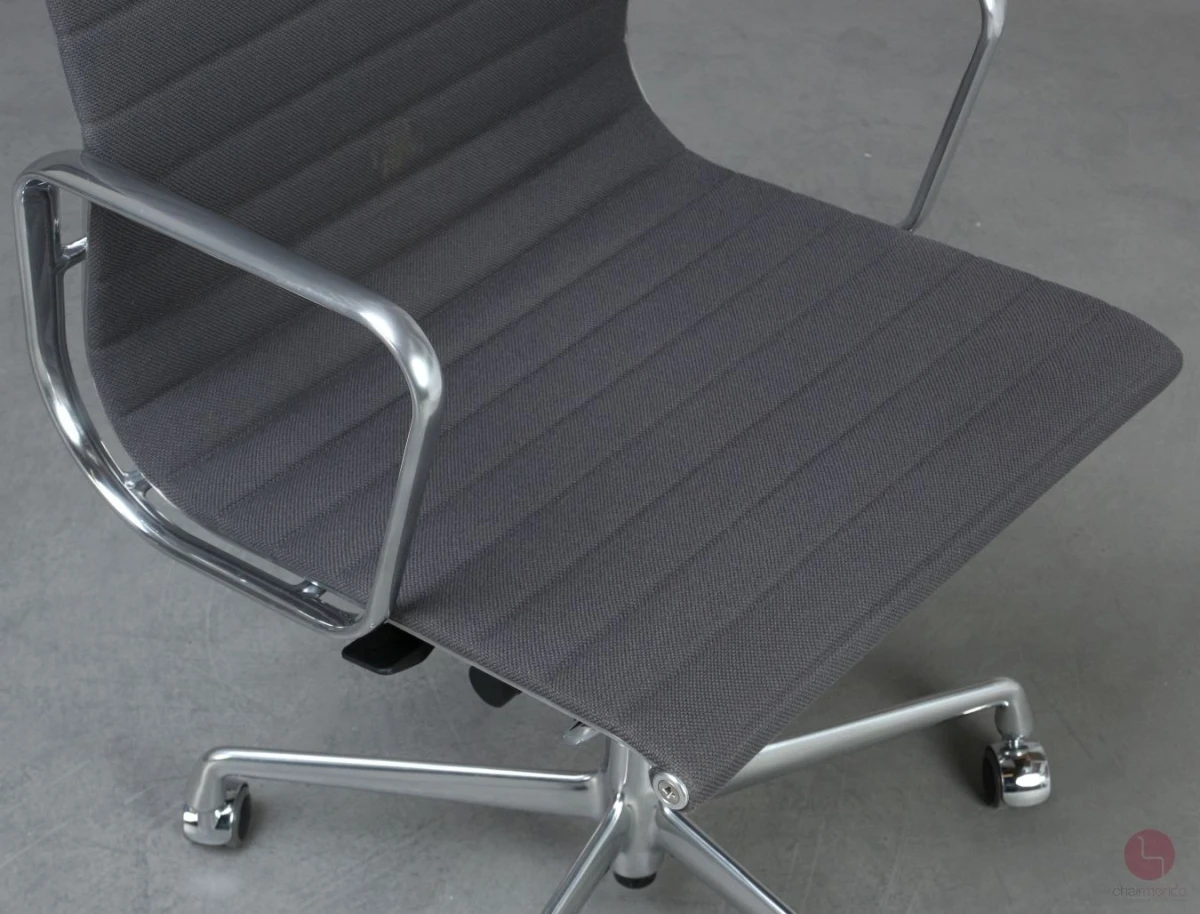 Vitra EA 119 Bürostuhl mit grauem Hopsak gebraucht