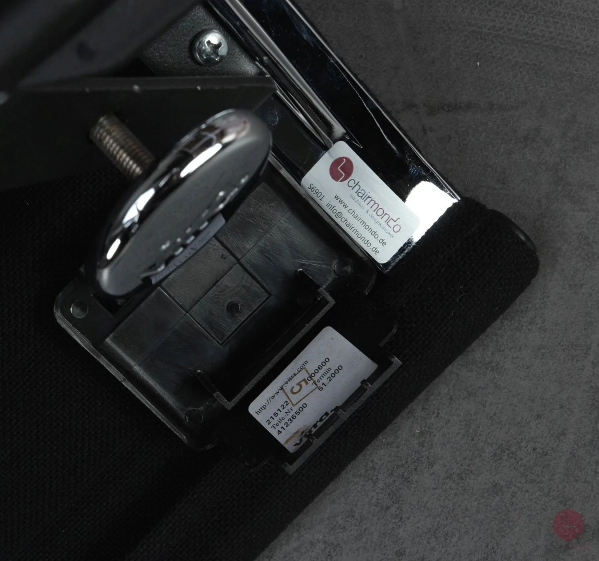 Vitra EA 119 Bürostuhl mit schwarzem Hopsak gebraucht