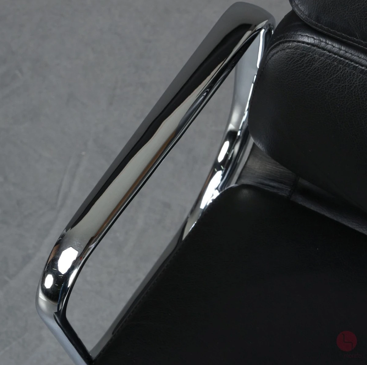 Vitra EA 208 Soft Pad Bürostuhl mit schwarzem Leder gebraucht