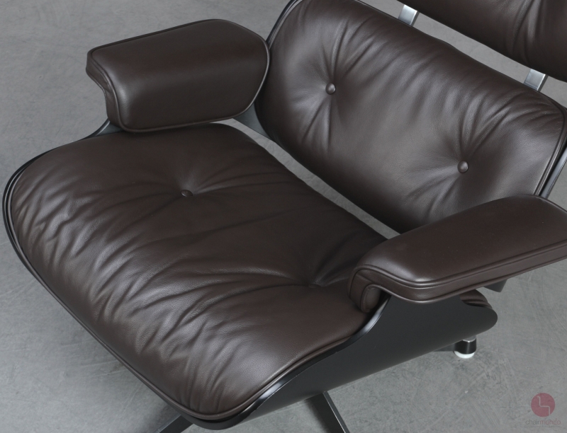 Vitra Eames Lounge Chair Schwarz mit dunkelbraunem Leder gebraucht