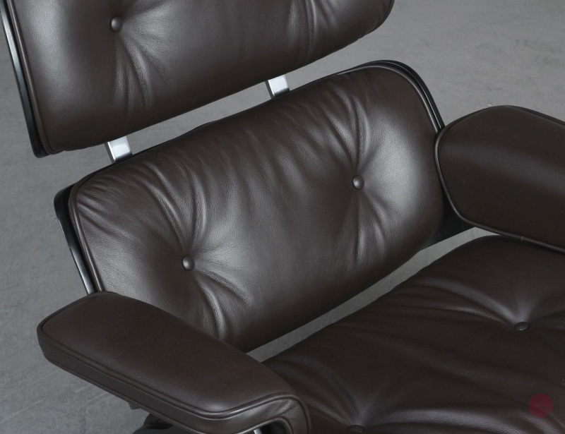 Preview: Vitra Eames Lounge Chair Schwarz mit dunkelbraunem Leder gebraucht