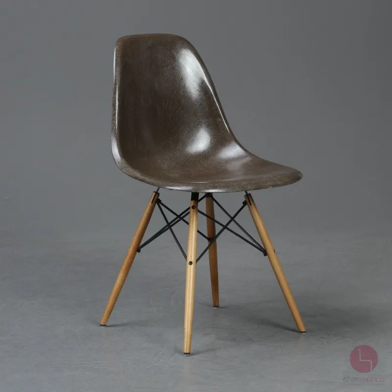 Vitra Eames Side Chair Braun Fiberglass mit Holzgestell gebraucht