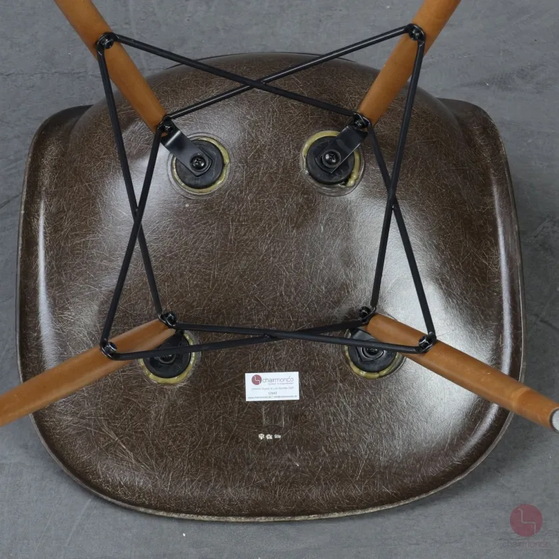 Vitra Eames Side Chair Braun Fiberglass mit Holzgestell gebraucht