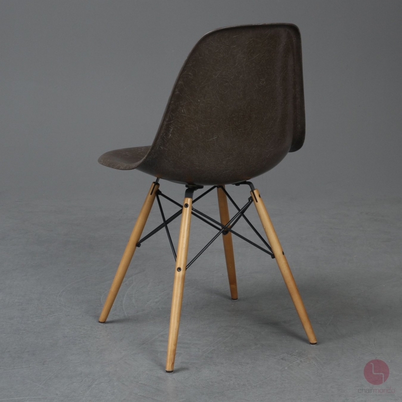 Preview: Vitra Eames Side Chair Braun Fiberglass mit Holzgestell gebraucht