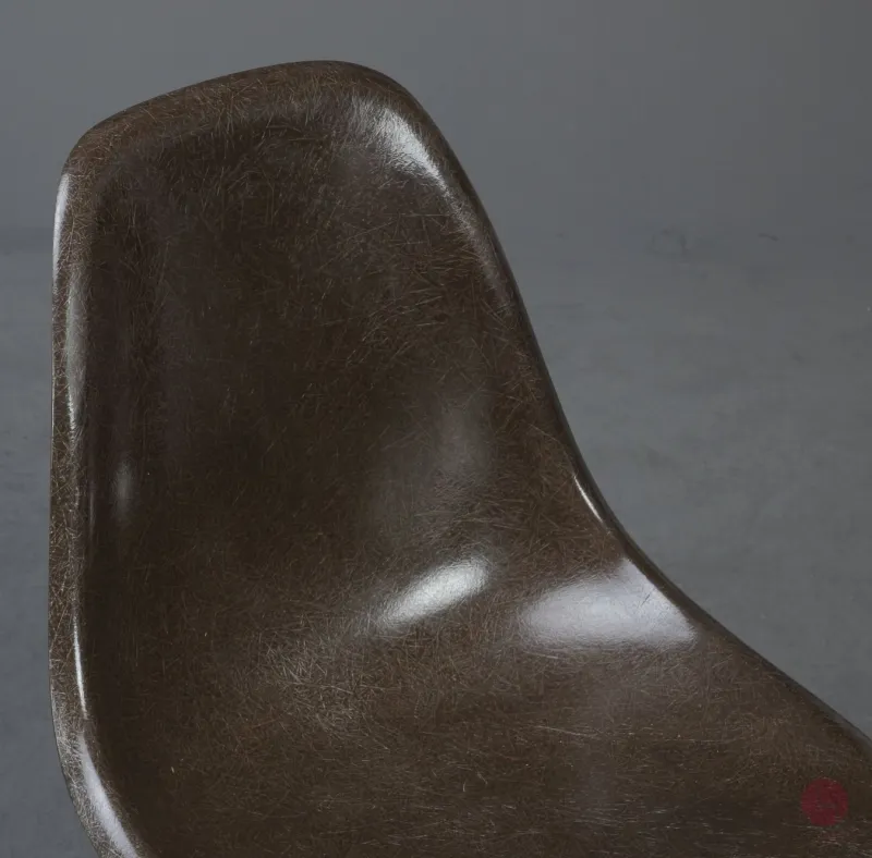 Vitra Eames Side Chair Braun Fiberglass mit Holzgestell gebraucht