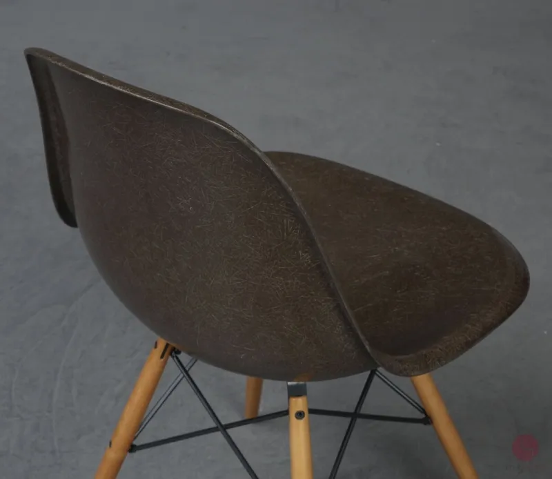 Vitra Eames Side Chair Braun Fiberglass mit Holzgestell gebraucht