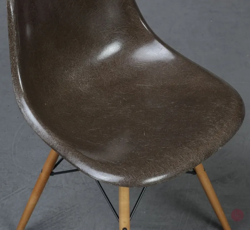 Vitra Eames Side Chair Braun Fiberglass mit Holzgestell gebraucht