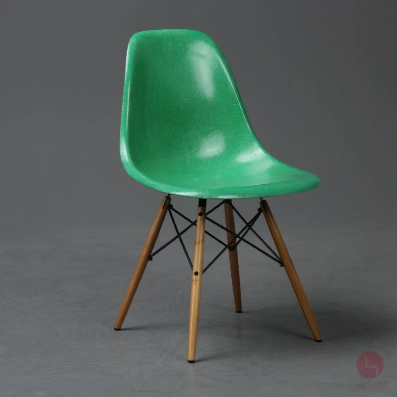 Vitra Eames Side Chair Fiberglass Grün mit Holzgestell gebraucht