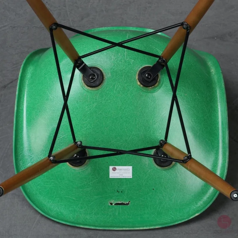 Vitra Eames Side Chair Fiberglass Grün mit Holzgestell gebraucht