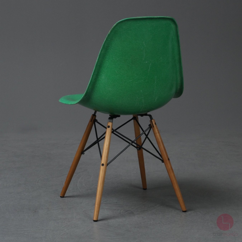 Preview: Vitra Eames Side Chair Fiberglass Grün mit Holzgestell gebraucht