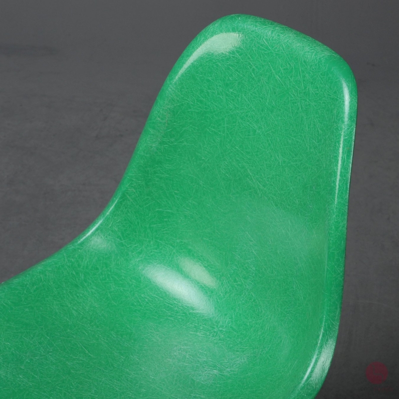 Preview: Vitra Eames Side Chair Fiberglass Grün mit Holzgestell gebraucht