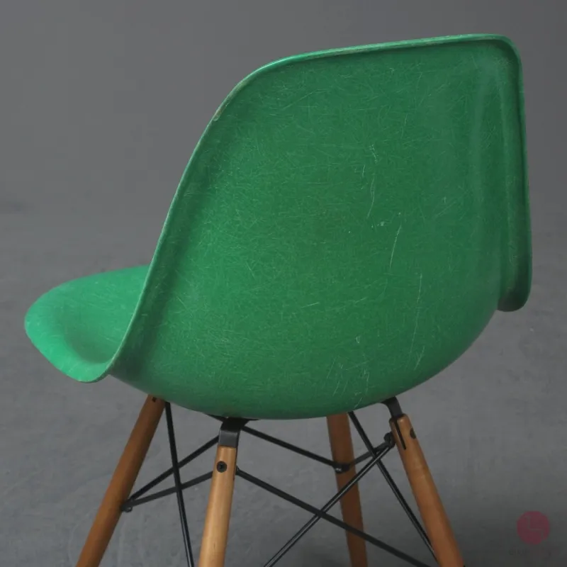Vitra Eames Side Chair Fiberglass Grün mit Holzgestell gebraucht