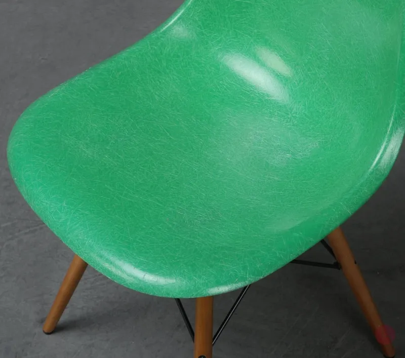 Vitra Eames Side Chair Fiberglass Grün mit Holzgestell gebraucht