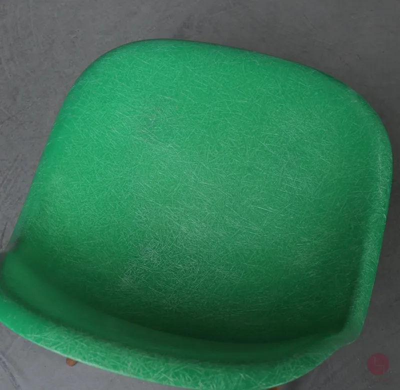 Vitra Eames Side Chair Fiberglass Grün mit Holzgestell gebraucht