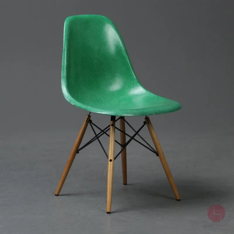Vitra Eames Side Chair Fiberglass Grün mit Holzgestell gebraucht