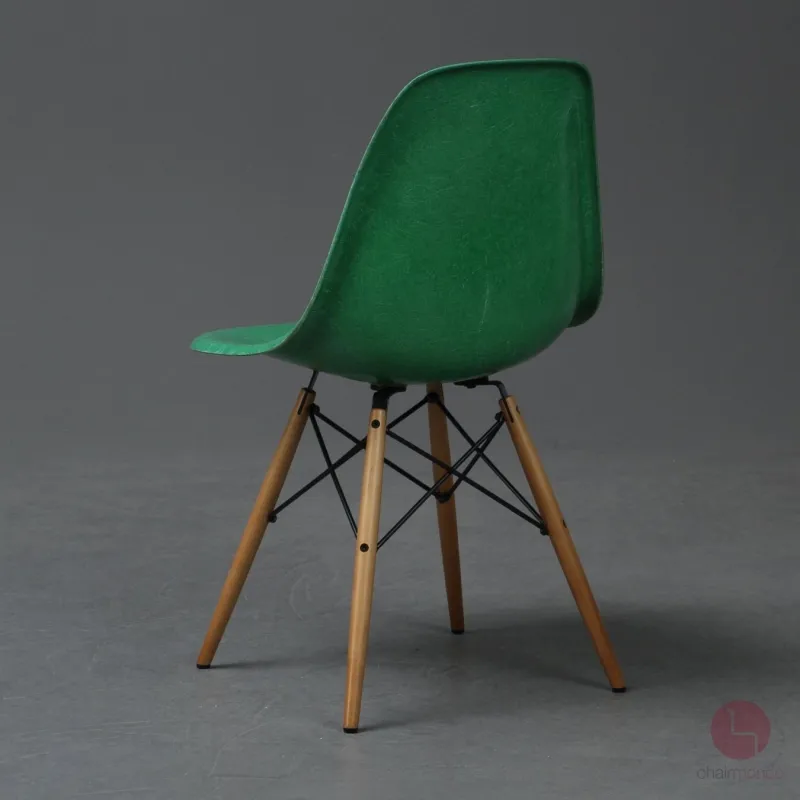 Vitra Eames Side Chair Fiberglass Grün mit Holzgestell gebraucht
