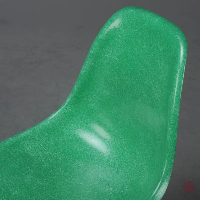 Vitra Eames Side Chair Fiberglass Grün mit Holzgestell gebraucht