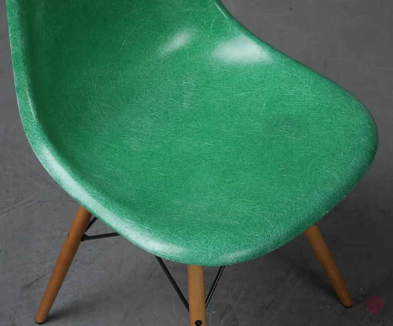 Vitra Eames Side Chair Fiberglass Grün mit Holzgestell gebraucht