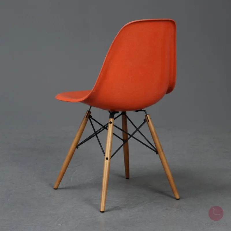 Vitra Eames Side Chair Orange Fiberglass mit Holzgestell gebraucht