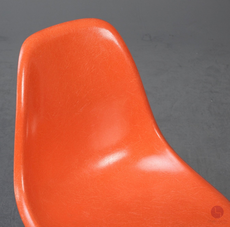 Preview: Vitra Eames Side Chair Orange Fiberglass mit Holzgestell gebraucht
