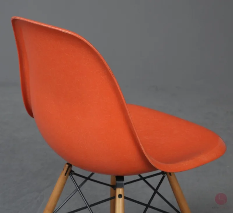 Vitra Eames Side Chair Orange Fiberglass mit Holzgestell gebraucht